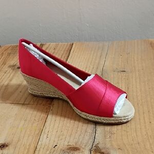 Easy Street Women's Jasper Super Flex Espadrille Sandals Red Thai Silk 7.5 NWT